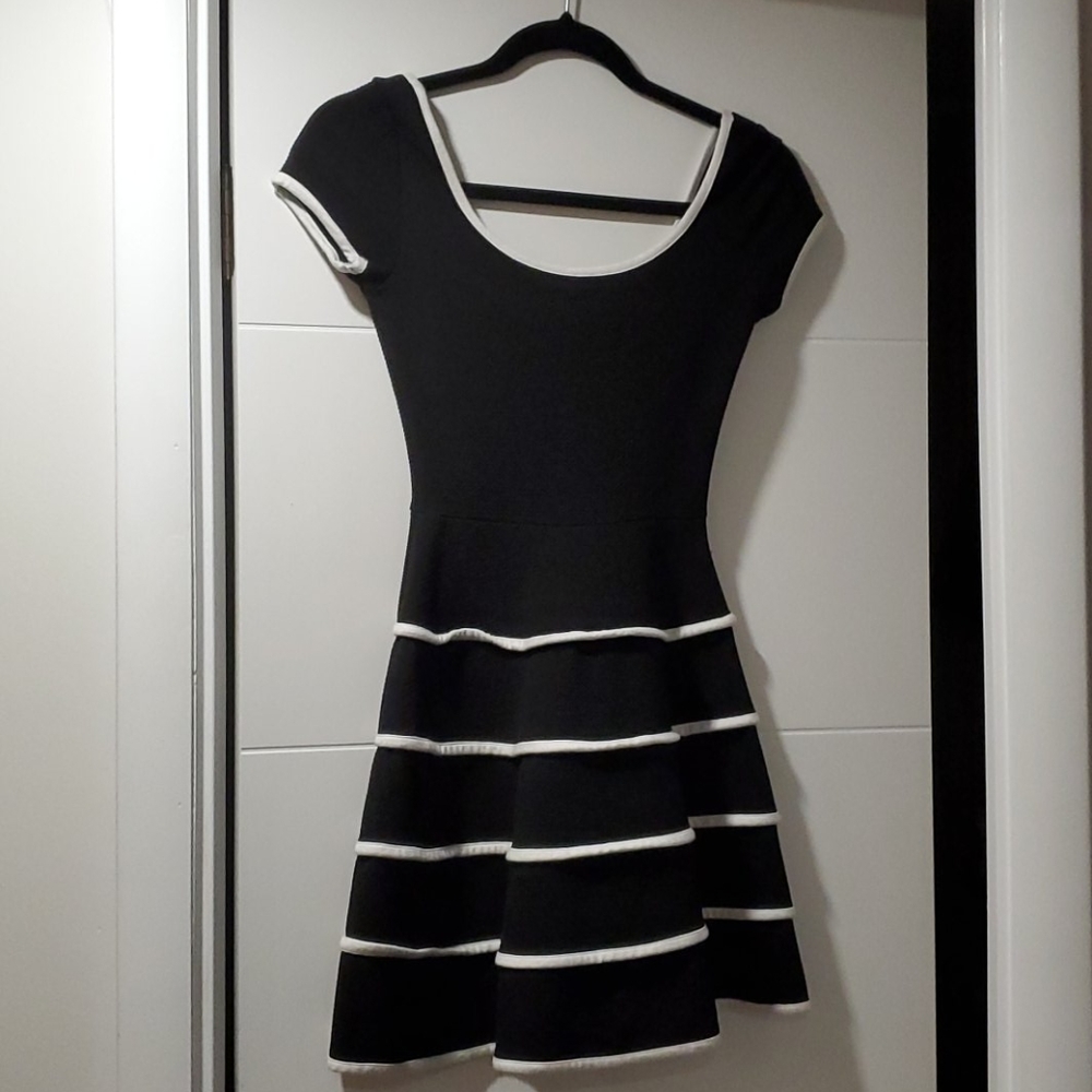 Aqua XS cap sleeve black and white dress